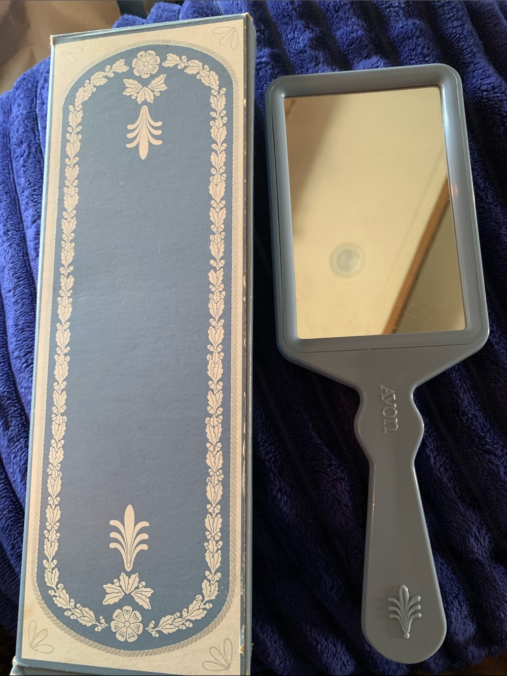Vintage from the 1970s Avon Avonshire handheld vanity mirror - Picture 2 of 4